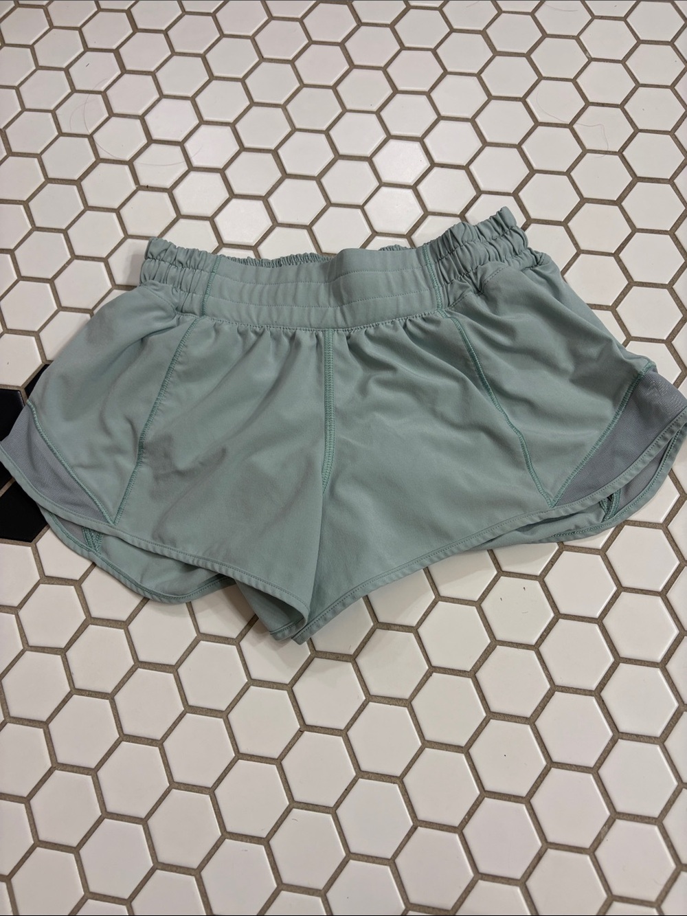 Lululemon hotty hot short - mint green - size 4 - pretty good condition